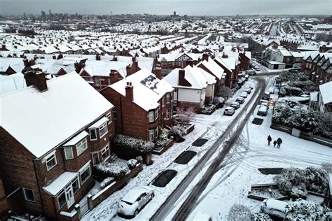 Snow forecast to hit UK as weather warnings issued